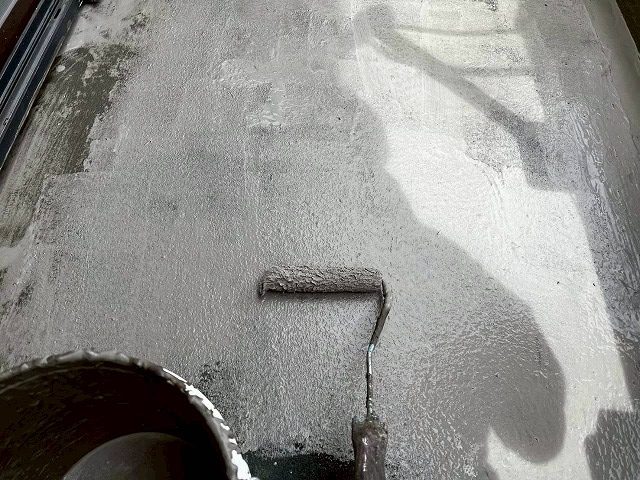 加古川市　ベランダの塗装作業の様子